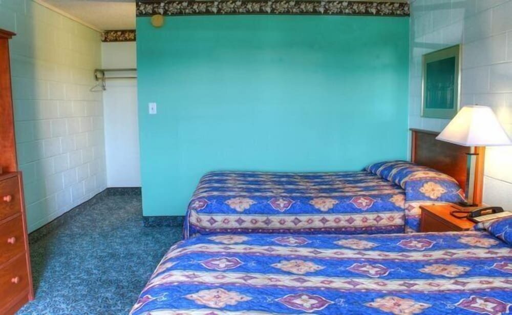 Четырёхместный номер Standard Country Host Motel