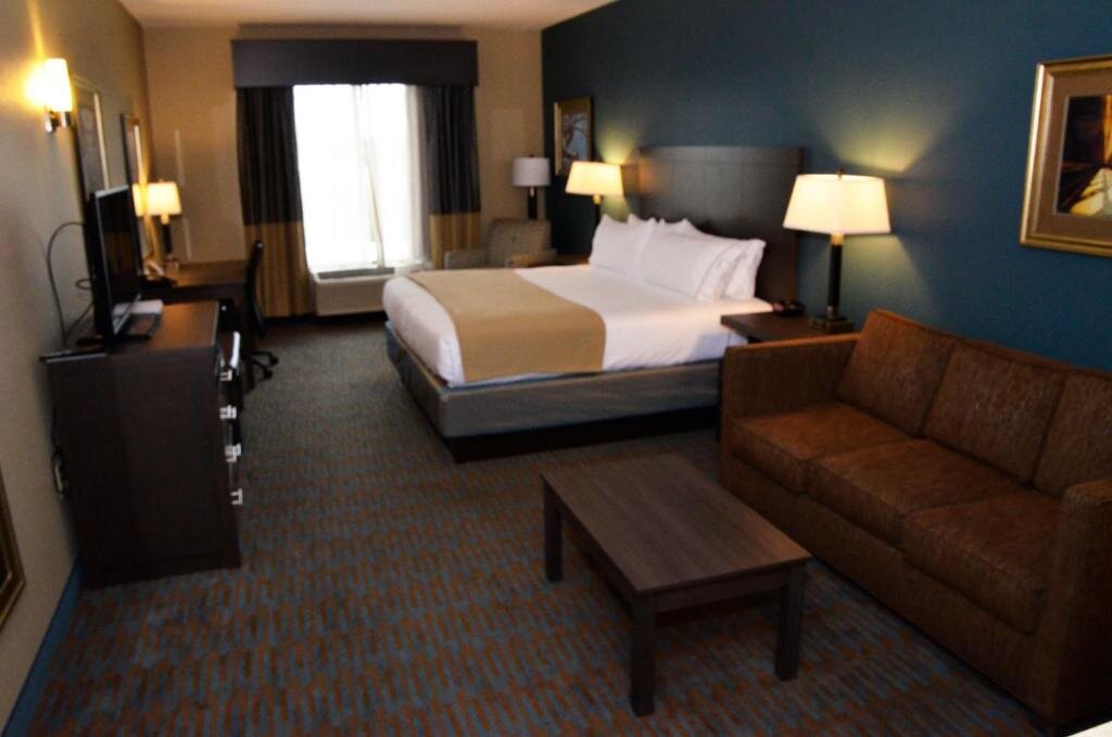 Люкс Deluxe Holiday Inn Express Hotel & Suites Goldsboro - Base Area, an IHG Hotel