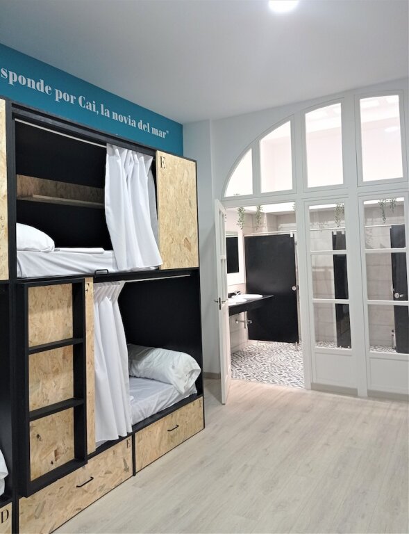 Кровать в общем номере (женский номер) Planeta Cadiz Hostel