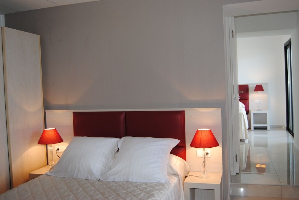 Четырёхместный семейный номер Standard с 2 комнатами с балконом и с видом на море Les Roches Blanches