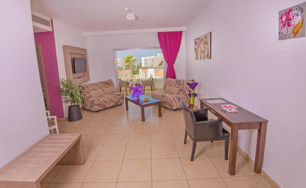Полулюкс New Famagusta Hotel & Suites