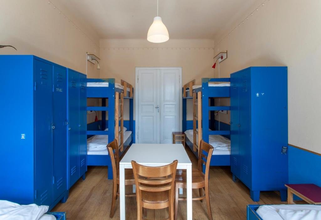 Кровать в общем номере (мужской номер) Hostel Mondpalast