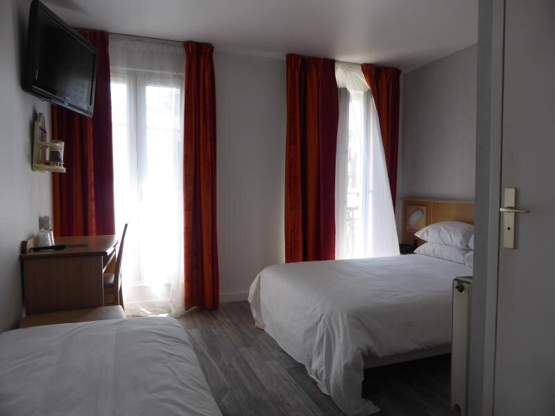 Кровать в общем номере Hotel de Paris Saint Georges