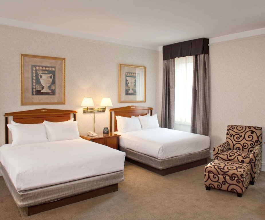 Deluxe Quadruple room Hilton Cincinnati Netherland Plaza