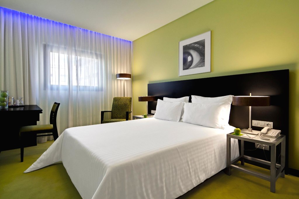 Кровать в общем номере SANA Capitol Hotel