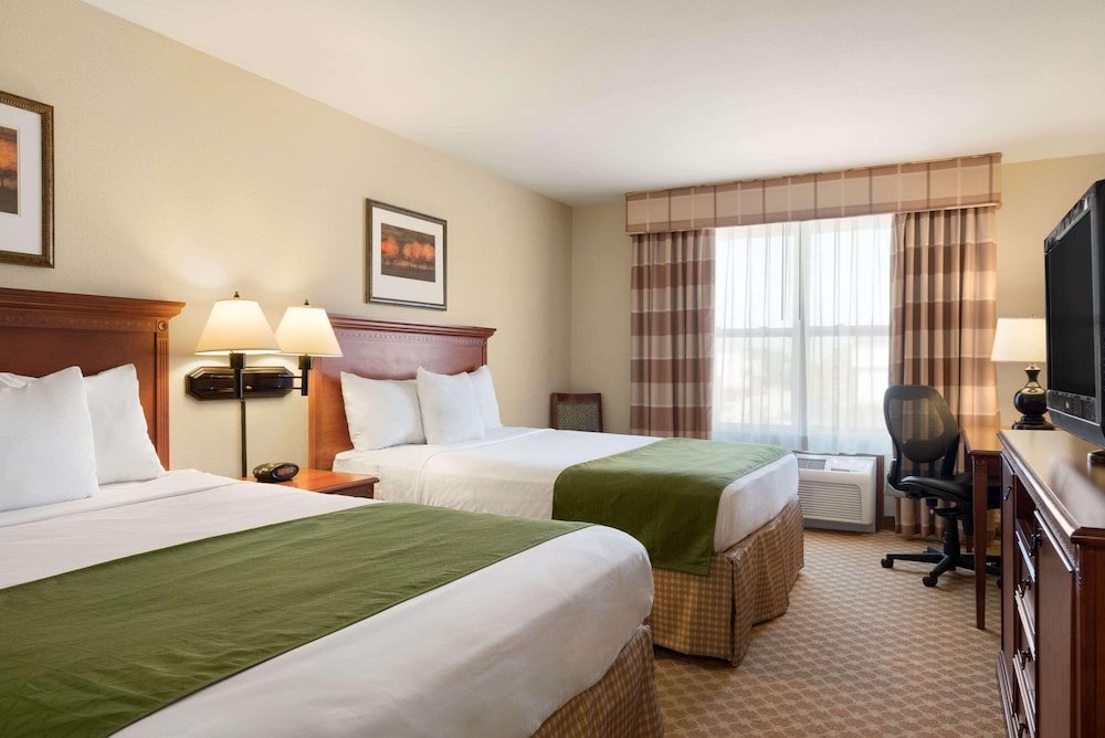 Четырёхместный номер Standard Country Inn & Suites by Radisson, Peoria North, IL