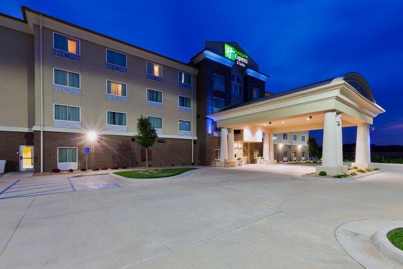 Люкс Deluxe Holiday Inn Express Hotel & Suites Salina, an IHG Hotel