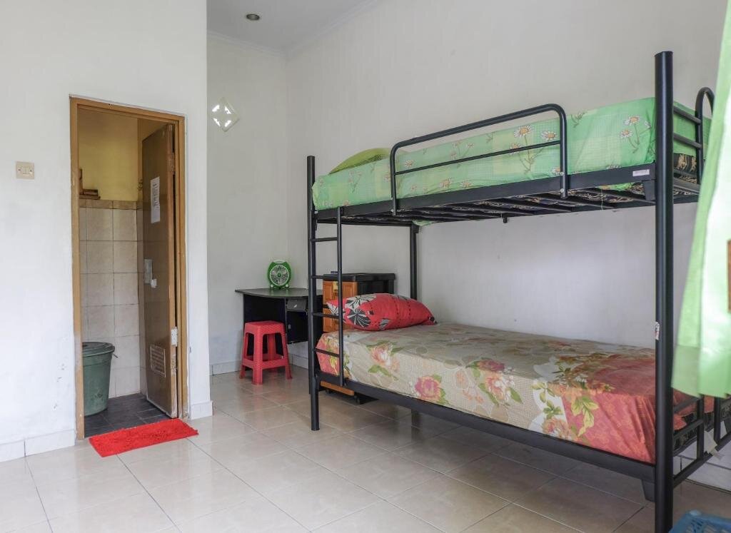 Кровать в общем номере Umah Hijau Tabanan