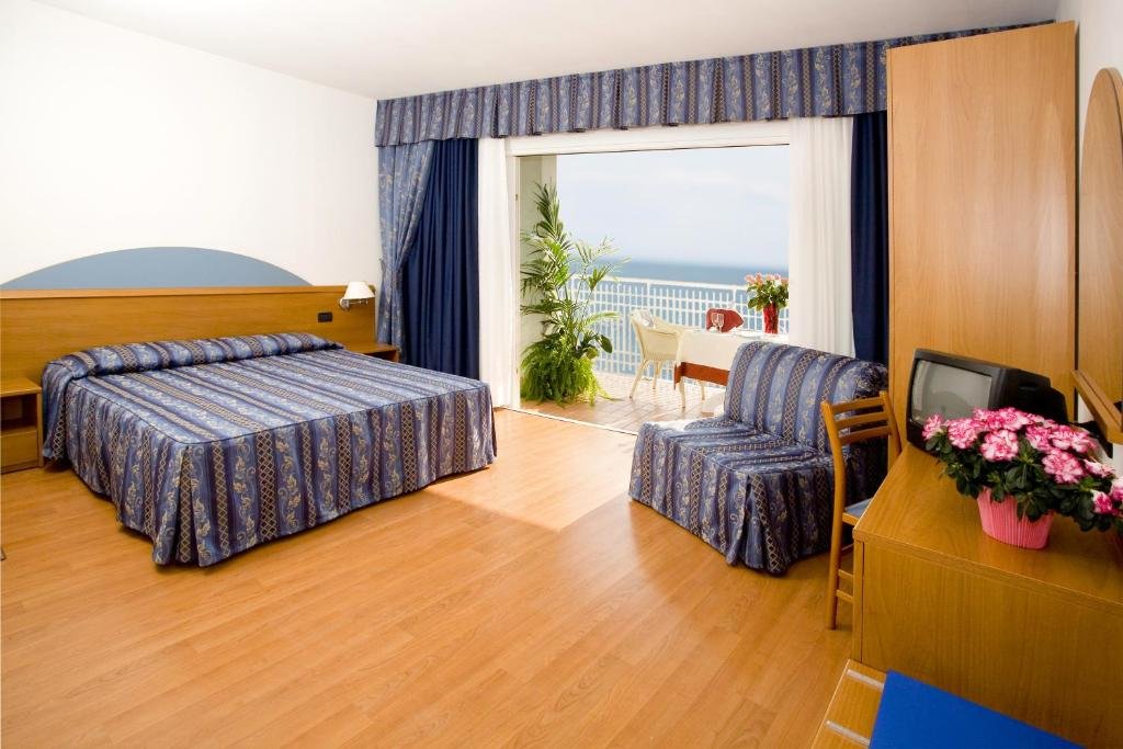 Трёхместный номер Comfort seafront Hotel Adria sul Mare