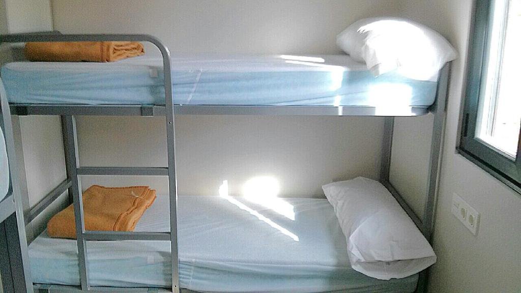 Кровать в общем номере Albergue Muralla Leonesa