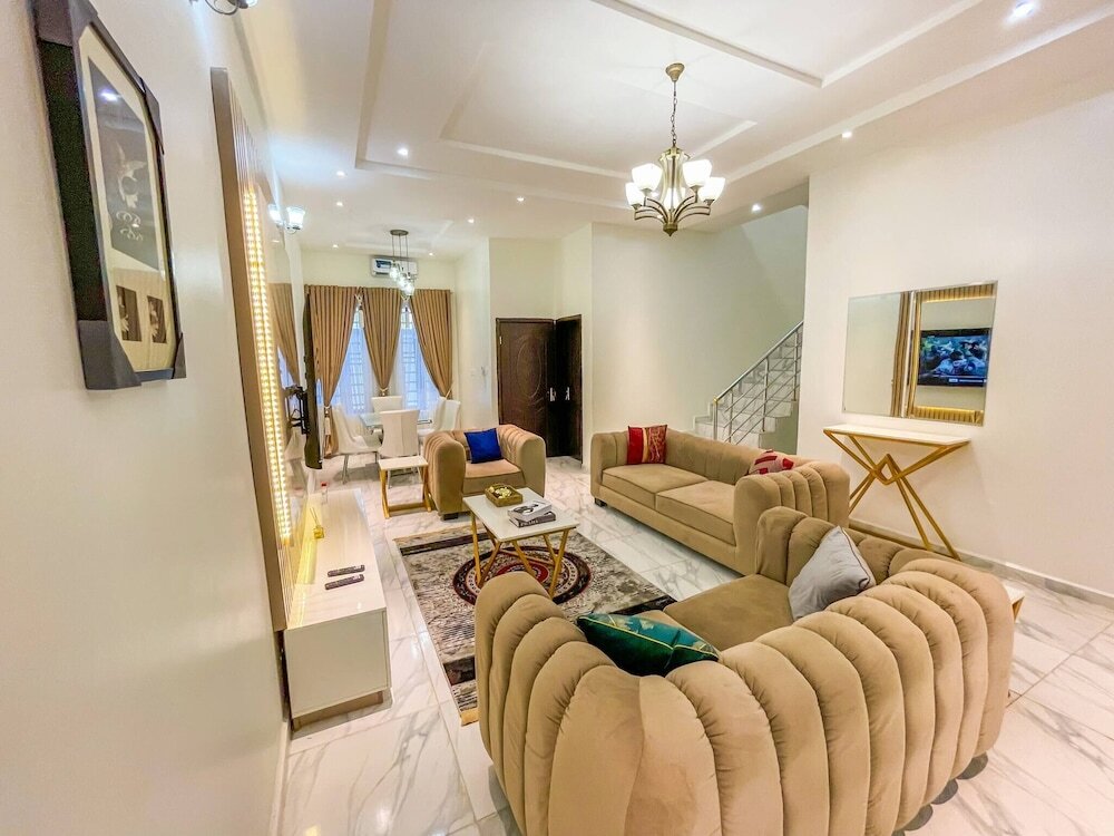 4 Bedrooms Apartment with balcony 4 Bedroom Luxury Entire Apartment With Wifi