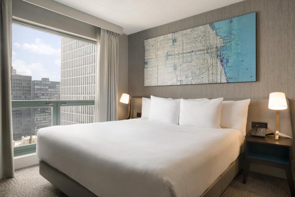 Двухместный люкс c 1 комнатой с видом на озеро Hilton Chicago Magnificent Mile Suites