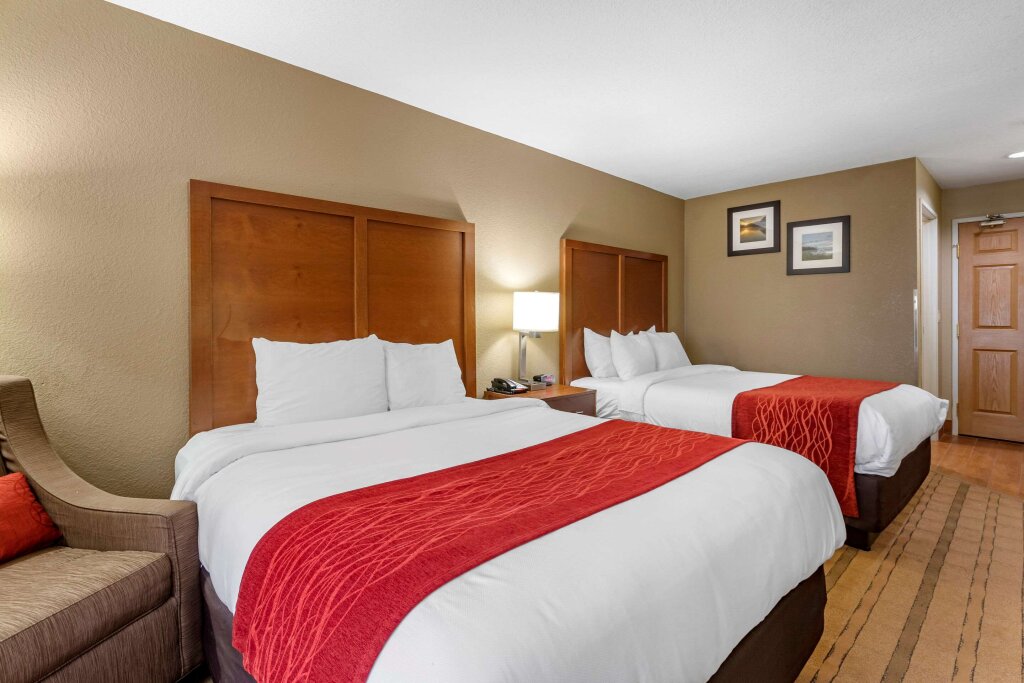 Четырёхместный номер Standard Comfort Inn & Suites Cedar Rapids North - Collins Road