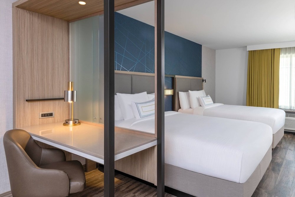 Четырёхместный люкс с частичным видом на океан SpringHill Suites by Marriott San Diego Carlsbad