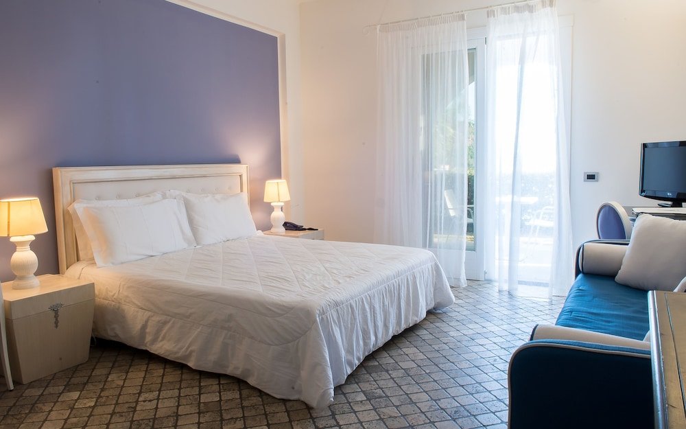 Трёхместный номер Comfort с частичным видом на море Hotel Mea - Aeolian Charme