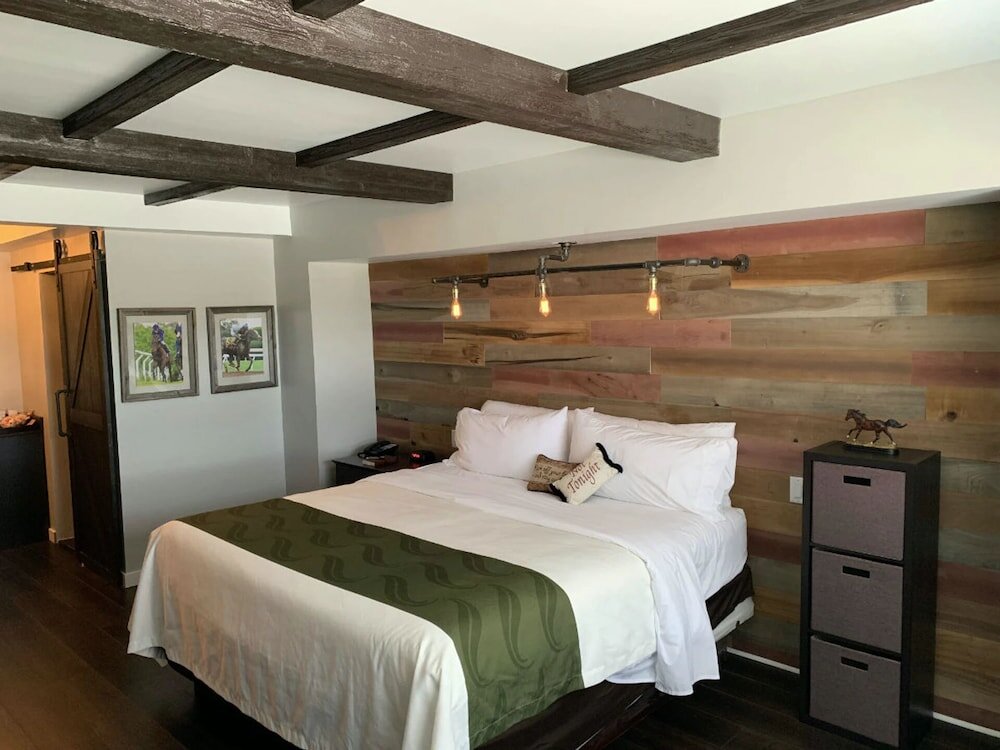 Classique suite Cedar Stables Inn & Suites