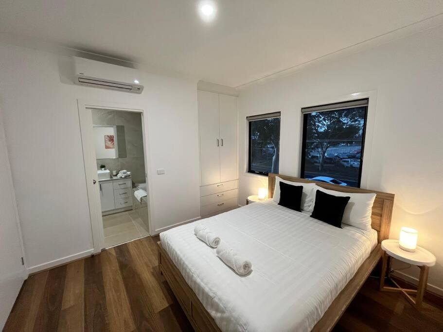 Cottage Brand New Modern 2 BR Guesthouse at Airport