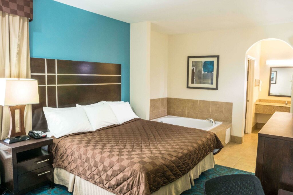 Suite Days Inn by Wyndham Humble/Houston Intercontinental Airport