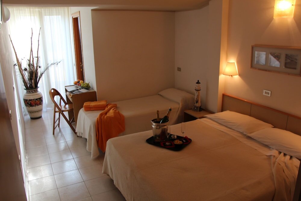 Standard Triple room with balcony Hotel Antares