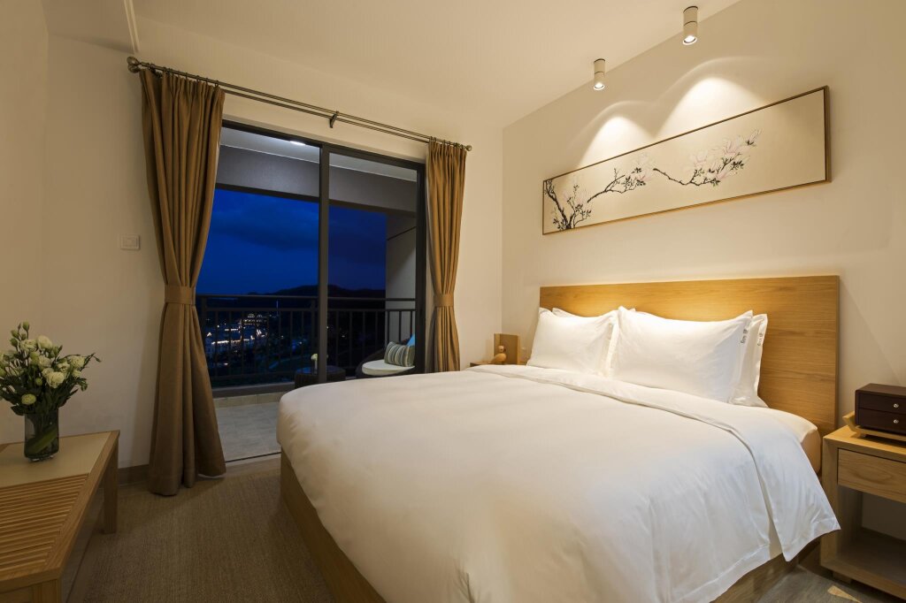 Suite with lake view Foshan LN Garden Hotel