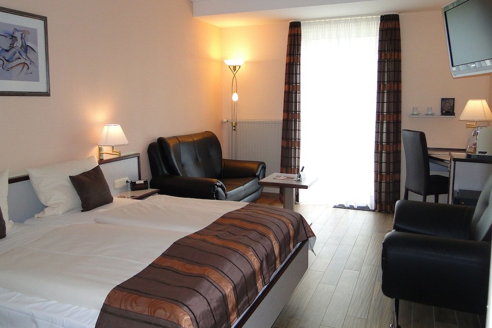 Трёхместный номер Comfort c 1 комнатой Hotel Rhöner Land Garni - Bed & Breakfast