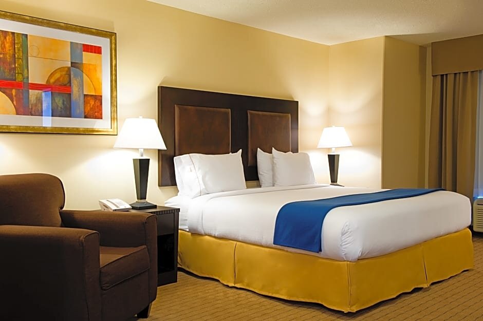Люкс Holiday Inn Express & Suites Regina-South, an IHG Hotel