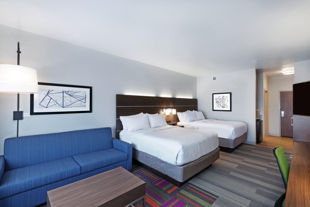 Двухместный люкс Holiday Inn Express and Suites Chanute, an IHG Hotel