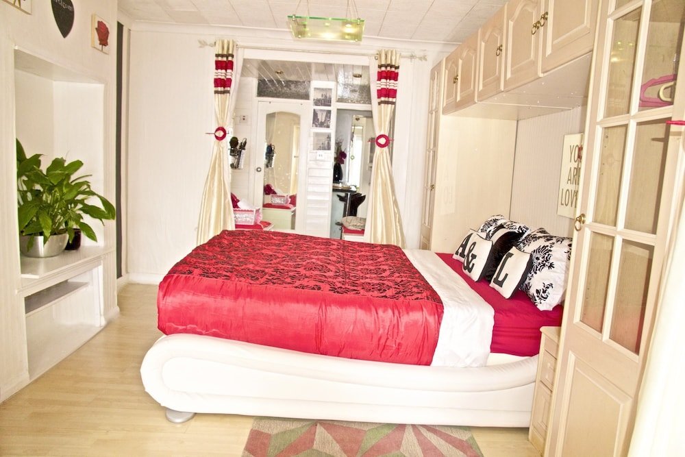 Deluxe room A & L Lodgings