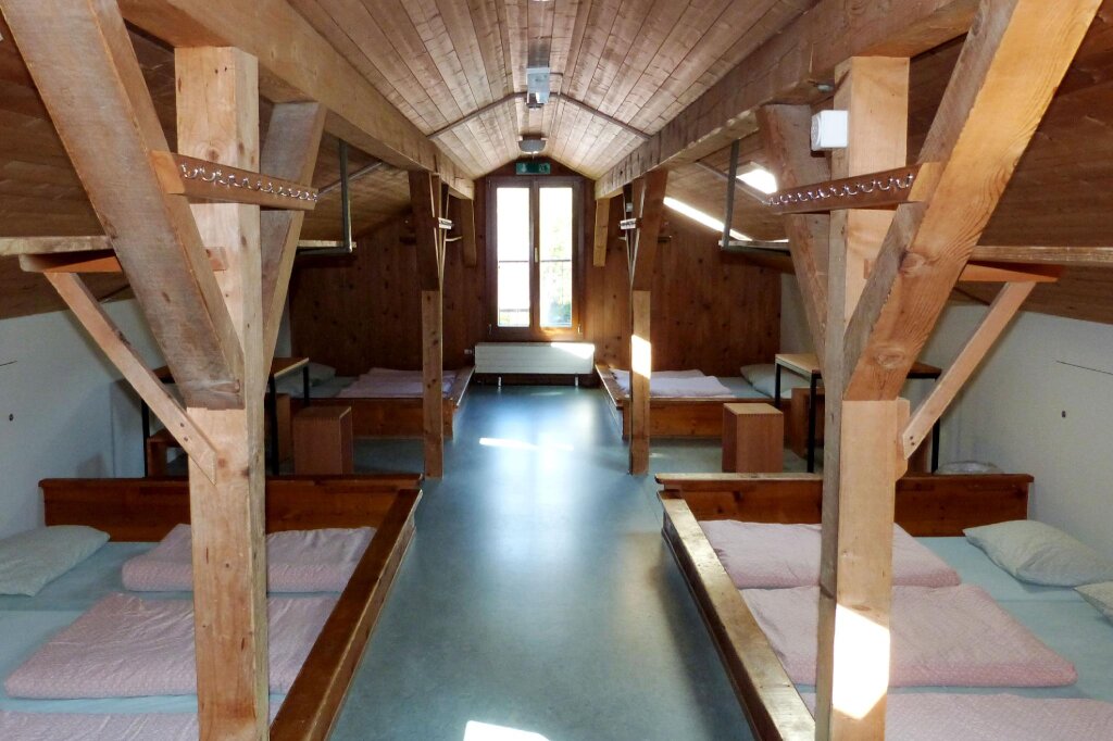 Кровать в общем номере Brienz Youth Hostel