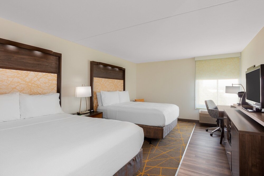 Четырёхместный номер Premium Holiday Inn La Mirada, an IHG Hotel