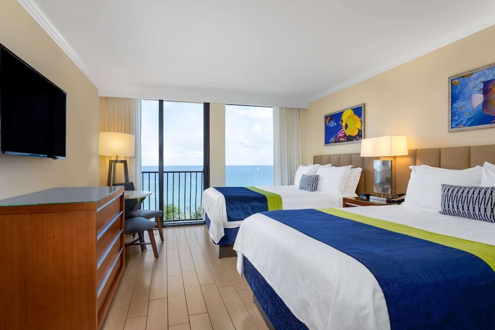Habitación cuádruple Estándar con balcón y con vista al océano Wyndham Deerfield Beach Resort