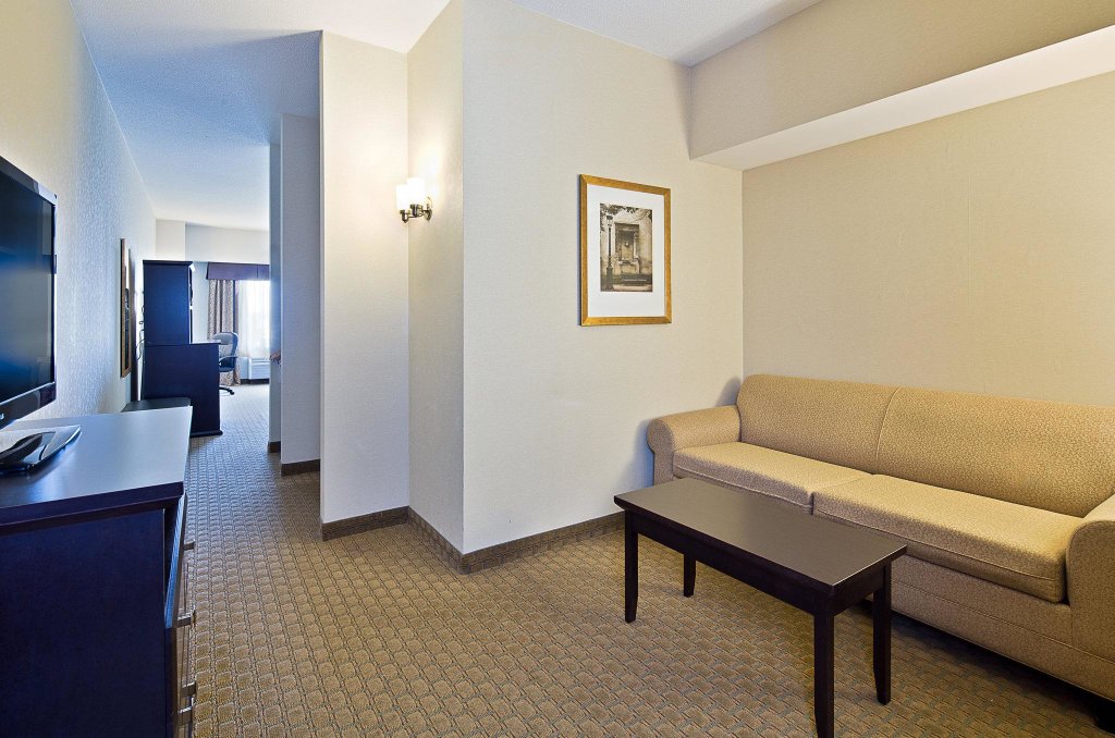 Quadruple Suite Holiday Inn Express Hotel & Suites Ottawa Airport, an IHG Hotel