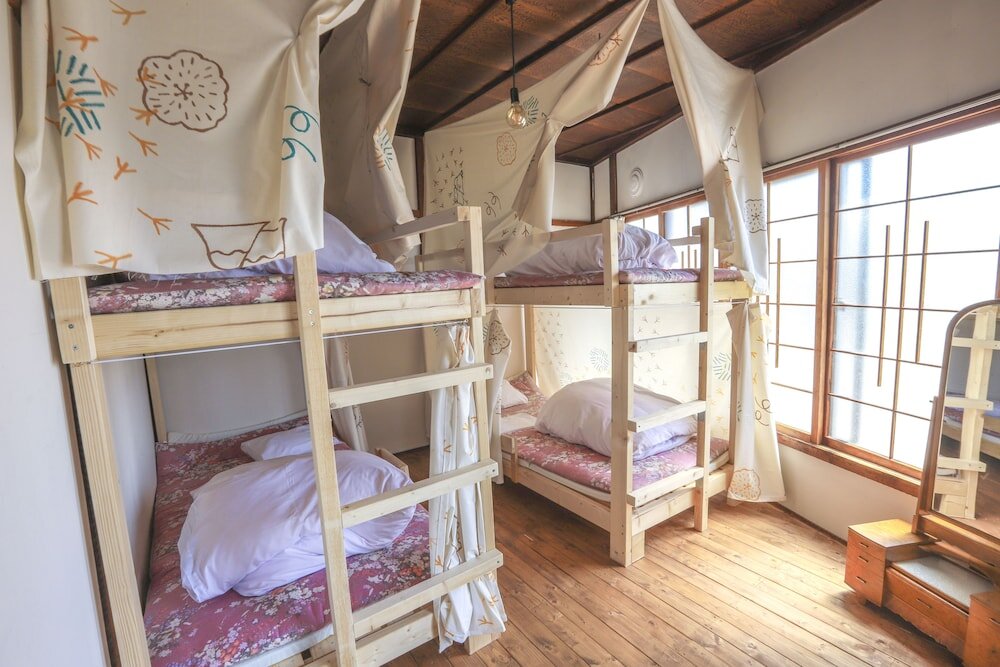 Кровать в общем номере (женский номер) Kushiro Guesthouse cooka doodle doo