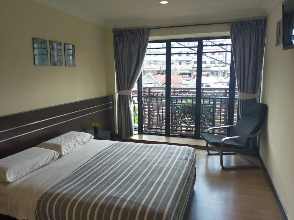 Двухместный номер Deluxe c 1 комнатой с балконом и с видом на город Hong Kong Hotel