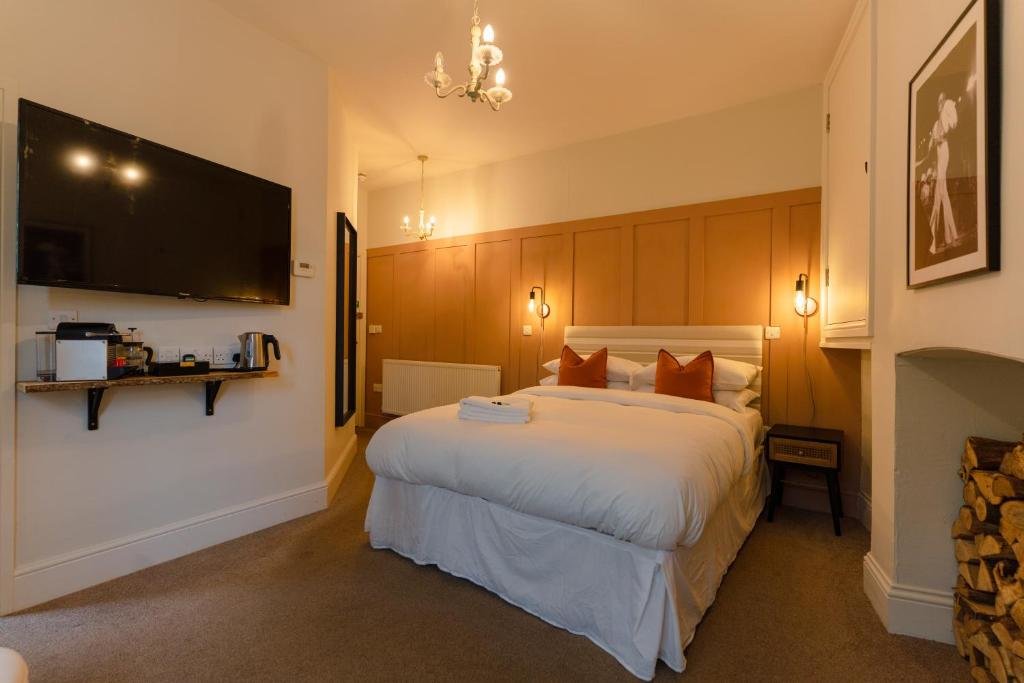 Camera Deluxe Rooms at The Exeter Arms Easton