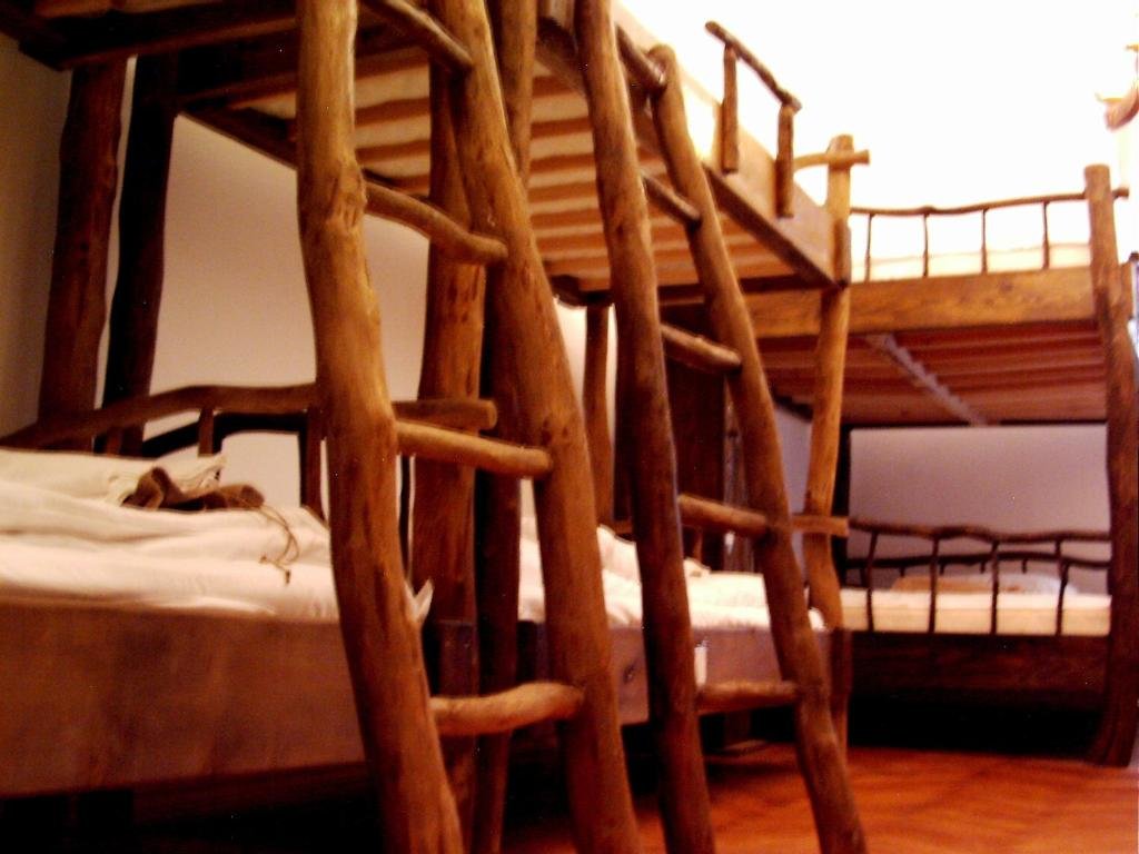 Кровать в общем номере GHOSTel-Cредневековый Хостел