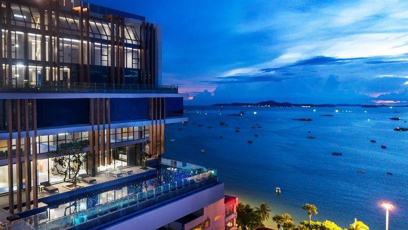 Кровать в общем номере с видом на море Mytt Hotel Pattaya - SHA Extra Plus