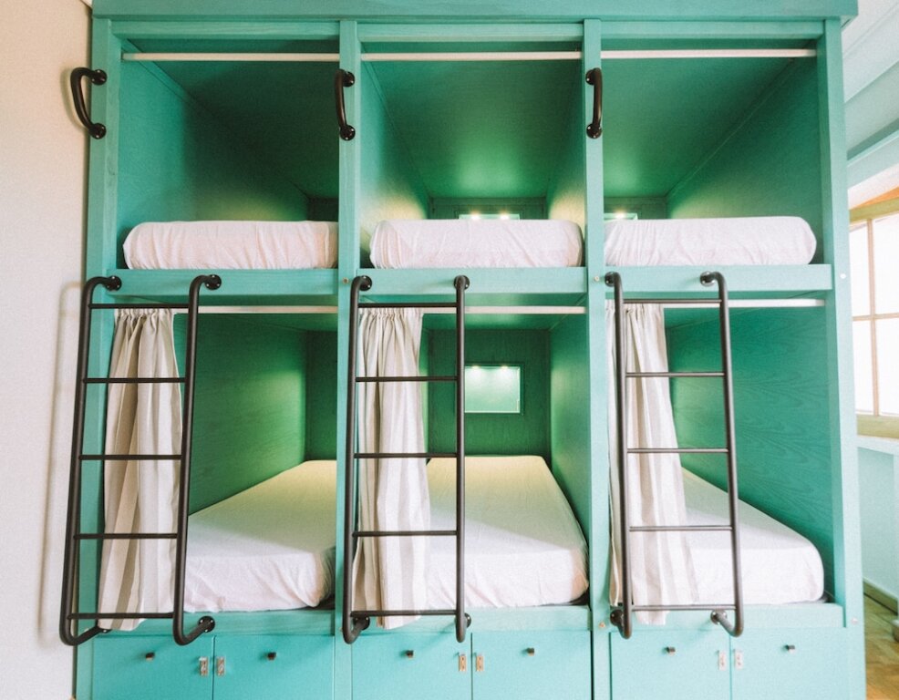 Кровать в общем номере с балконом и с красивым видом из окна Nice Way Cascais Hostel & Surf Camp
