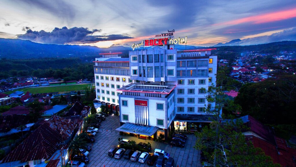 Camera Deluxe Grand Rocky Hotel Bukittinggi
