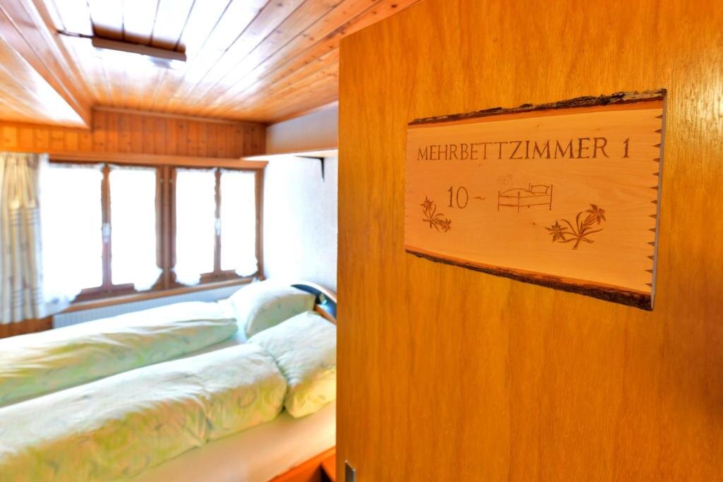 Кровать в общем номере Hotel Wetterhorn