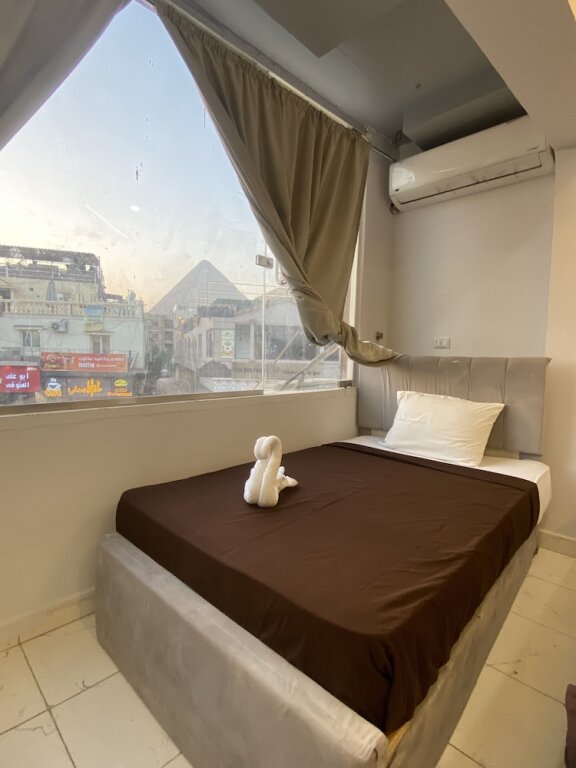 Кровать в общем номере Giza District