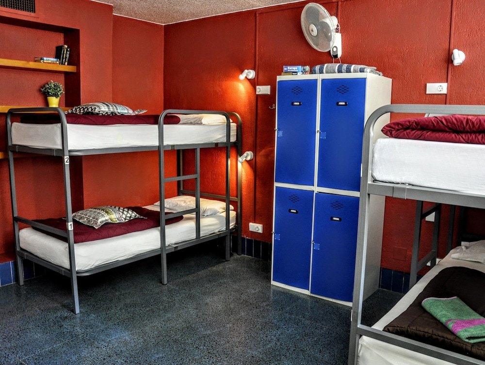 Кровать в общем номере X Hostel Alicante