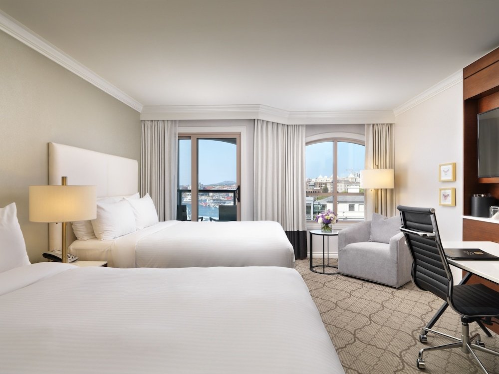 Standard Quadruple room with balcony and with harbour view Hotel Grand Pacific