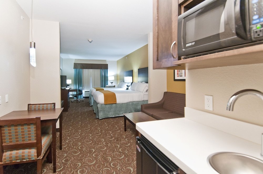 Четырёхместный люкс Holiday Inn Express & Suites San Antonio SE by AT&T Center, an IHG Hotel