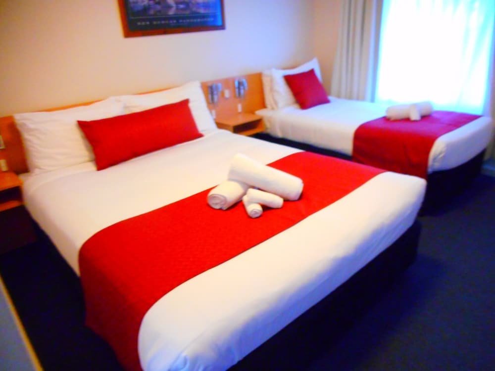Кровать в общем номере Townhouse Motel Cowra