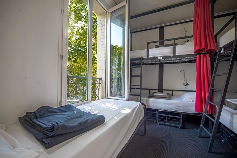 Кровать в общем номере City Inn Paris