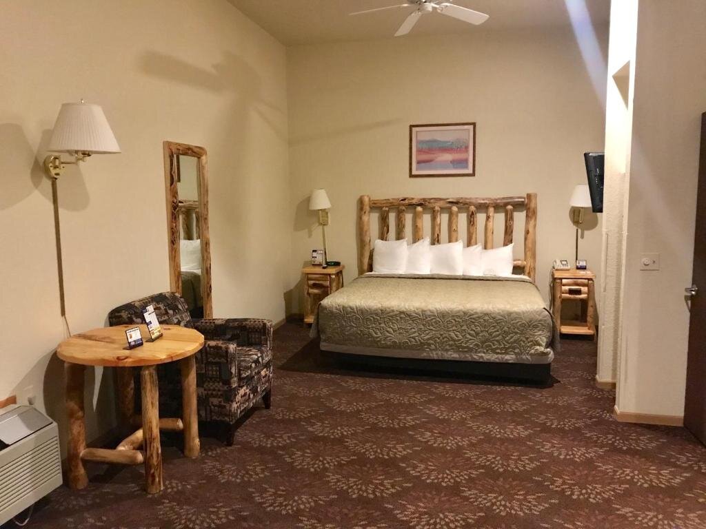Люкс с 2 комнатами Super 8 by Wyndham Bridgeview of Mackinaw City