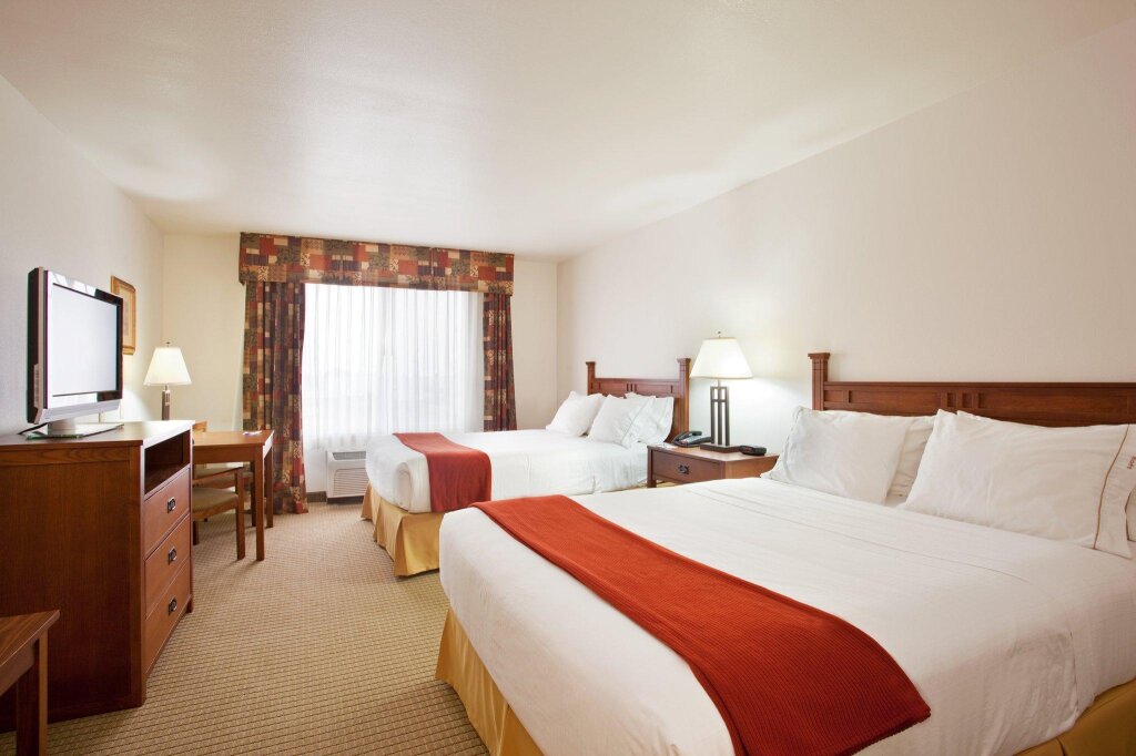 Четырёхместный номер Standard Holiday Inn Express & Suites Mattoon, an IHG Hotel