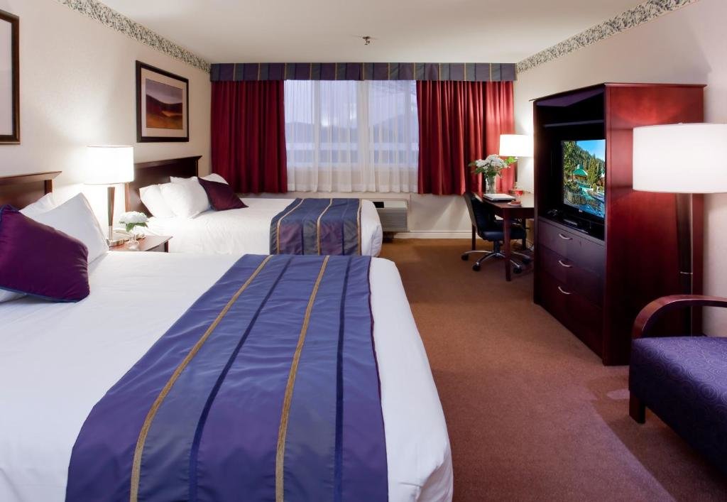 Standard Double room with mountain view Harrison Hot Springs Resort & Spa