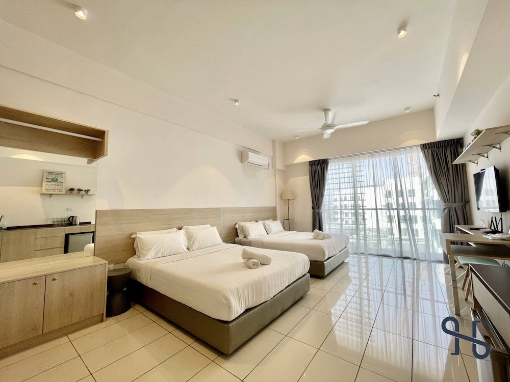 Standard Quadruple room with balcony Homesuite' Home at Aeropod SOVO